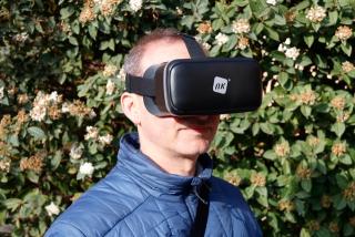 Un dels tècnics de Vallsgenera amb les ulleres de realitat virtual amb què es treballarà la salut emocional de la gent gran