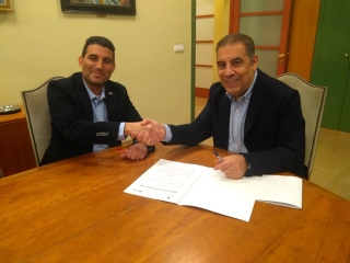 El president de la Creu Roja a Tarragona, Ramon Grau, i l’alcalde de la Selva del Camp, Josep Masdeu, han signat el conveni de col·laboració