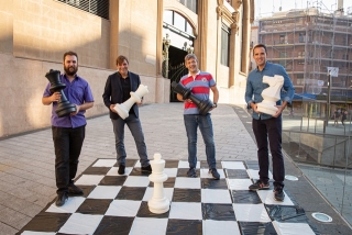 El president de Mercats de Tarragona, Dídac Nadal, i representants del Club d&#039;Escacs Tarragona han anunciat el nou cicle de partides simultànies d’escacs al carrer