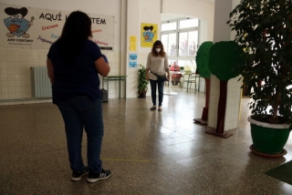 Imatge de dos membres de l&#039;equip director marcant les distàncies de seguretat en la zona habilitada per fer les preinscripcions a l&#039;escola Marià Fortuny de Reus