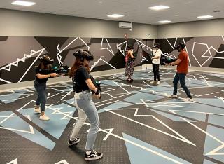 Usuaris provant la nova atracció de realitat virtual en lliure moviment de PortAventura