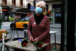 Imatge d&#039;una florista de les Rambles venent roses