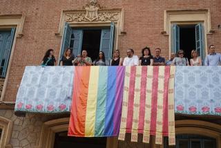Penjada de la bandera de l’arc de Sant Martí al balcó de la Casa Rull amb motiu del Dia per l’Alliberament LGBTI+
