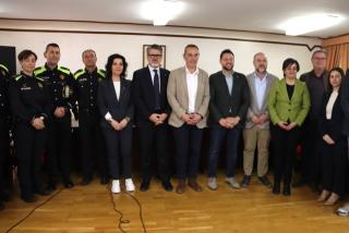 Imatge dels representants dels municipis impulsors de l&#039;aplicació policial al Camp de Tarragona, a l&#039;Ajuntament de Constantí
