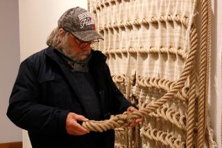 L&#039;artista Josep Royo amb un dels seus tapissos elaborats amb cordes i que està exposat al MAMT