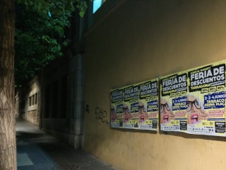 Al carrer Gasòmetre, els plafons de Display,- espai adreçat a acollir projectes artístics-, han estat ocupats amb publicitat comercial