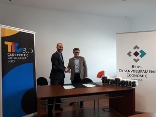 El vicepresident del Clúster TIC Catalunya Sud, Carlos Castilla, i el president de REDESSA i regidor de Promoció Econòmica, Marc Arza, el dia de la signatura de l&#039;acord