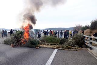 Imatge d&#039;una barricada de pagesos a la carretera, el passat 6 de febrer
