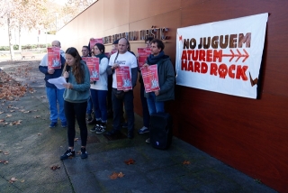 Imatge d&#039;alguns activistes de la plataforma Aturem Hard Rock, aquest matí, davant la seu del CRT a Vila-seca per celebrar que no s&#039;hagi portat a aprovació el PDU del CRT de Vila-seca i Salou