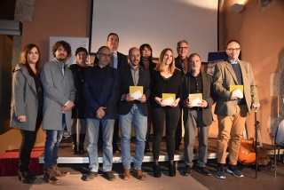 Foto de família dels guardonats als Premis de Periodisme Mañé i Flaquer, a Torredembarra