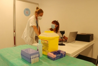 Imatge de dues professionals sanitàries al punt de vacunació redimensionat al Palau d’Esports Catalunya, a l’Anella Mediterrània de Tarragona