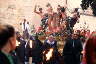 Un dels passos de la processó del Sant Enterrament de Tarragona darrera d&#039;alguns confrares i detalls d&#039;espelmes