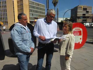 El candidat de Junts a Tarragona, Jordi Sendra, mostra el document del Pla Local d&#039;Habitatge de la URV a la número 2, Elvira Vidal 