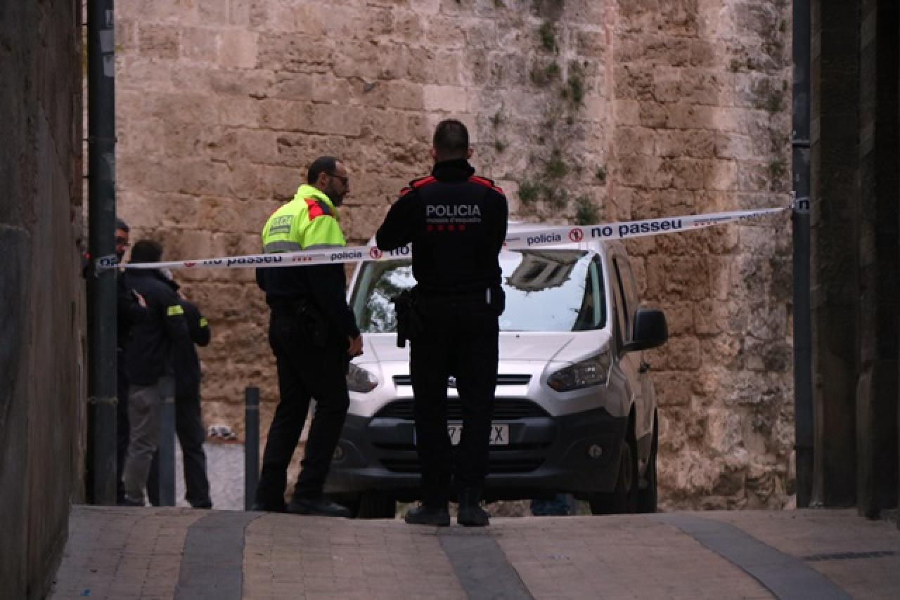 Agents dels Mossos d&#039;Esquadra investigant la mort d&#039;una persona al carrer de l&#039;Església de Valls
