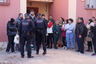Dos agents dels Mossos d&#039;Esquadra arribant al pis on hi havia l&#039;ordre de desnonament