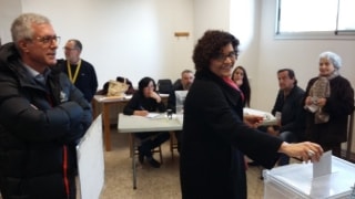 La candidata del PSC per Tarragona, Rosa Maria Ibarra, ha votat a la residència Alt Camp de Valls acompanyada de l&#039;alcalde de Tarragona, Josep Fèlix Ballesteros
