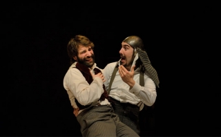 Els actors Ricard Farré i Arnau Puig durant una representació