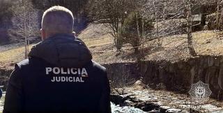 Un agent de la policia judicial d&#039;Andorra al riu d&#039;Arinsal