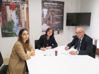 L’alcaldessa, Camí Mendoza, al centre, amb el president de la delegació provincial del SECOT, Tomás Berasategui, i la regidora de Promoció Econòmica, Ana López