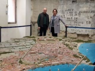 Presentació de la maqueta de Tarraco amb el restaurador Elies Torres i la tinent d&#039;alcalde de Patrimoni, Begoña Floria