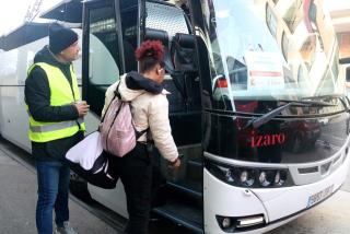 Una usuària del&#039;R4 al Vendrell puja al bus del dispositiu alternatiu amb motiu del tall per les obresdel corredor del mediterrani