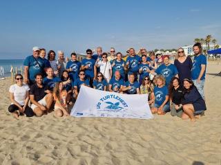 Imatge dels voluntaris participants en el naixament de les 48 tortugues marines