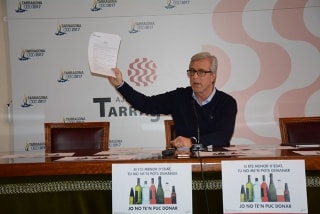 L&#039;alcalde de Tarragona mostra un un Ban municipal en què recomana el consum moderat i responsable de begudes alcohòliques
