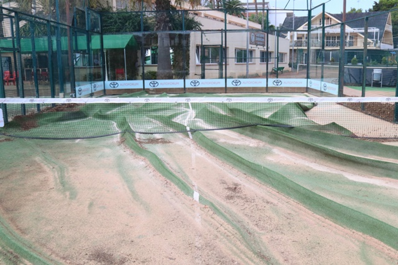 Una de les pistes de pàdel del Club Tennis Tarragona que ha quedat destrossada per l&#039;aiguat de divendres