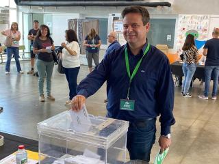 El cap de llista del Nou Moviment Ciutadà (NMC), Oliver Klein, en el moment de votar el passat 28 de maig
