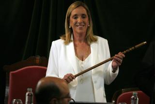 Dolors Farré agafant la vara després de ser investida alcaldessa de Valls