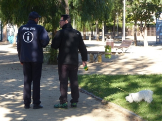 Un agent cívic informa a un propietari d&#039;un gos