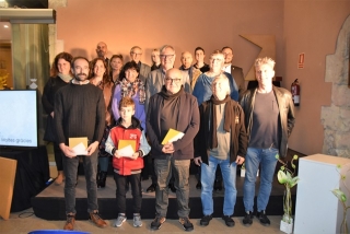 Foto de grup dels guanyadors i les guanyadores dels premis amb l&#039;alcalde Eduard Rovira i altres membres de la corporació municipal
