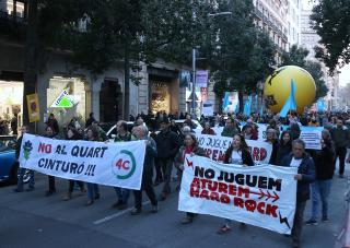 Imatge de la capçalera de la manifestació contra el Quart Cinturó, el Hard Rock i l&#039;ampliació del Prat que s&#039;ha celebrat a Barcelona