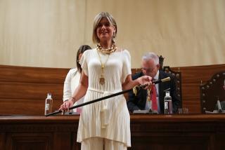 Noemí Llauradó, la nova presidenta de la Diputació de Tarragona, subjectant la vara en el ple de constitució de l&#039;ens