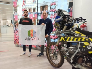 Òscar Peris, regidor de Comerç i Turisme de Valls, i Albert Martín, pilot de motocròs de l&#039;equip Twin Trail Racing Team, mostren la marca &quot;Visita Valls&quot;