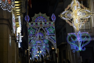 Imatge de les lluminàries del carrer de la Cort, vistes des de la plaça del Blat