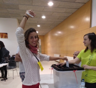La portaveu de la CUP, Laia Estrada, ahir mentre exercia el seu dret a votar 