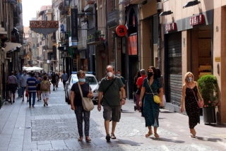 Imatge del carrer Monterols de Reus amb diverses persones caminant amb mascareta, el 18 d&#039;agost del 2020