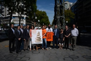 El cartell i la samarreta es van presentar ahir al davant del monument casteller de Tarragona.