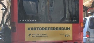 Publicitat de la campanya #votoreferendum en un autobús municipal de Tarragona
