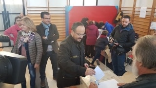 El cap de llista per Tarragona del PP, Alejandro Fernández, dipositant el vot