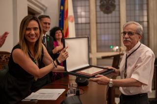 L&#039;alcaldessa de la ciutat, Sandra Guaita, en el moment de concedir el títol de Fill Il·lustre de Reus, a Josep Murgades Barceló
