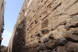 Imatge de la muralla romana de Tarragona al tram de la Baixada del Roser, el 31 d&#039;agost del 2021