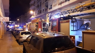Els bombers van treballar ahir a la nit en un incendi en un bloc de pisos del carrer de la Muralla