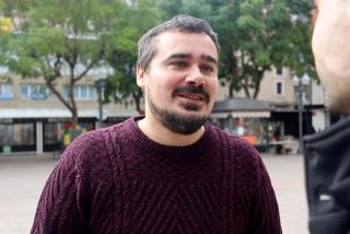 El portaveu d&#039;En Comú Podem, Jordi Collado, atenent la premsa