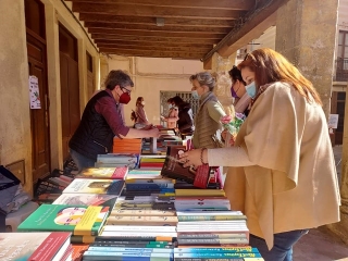 Imatge d&#039;arxiu d&#039;una parada de llibres durant una diada de Sant Jordi, a Alcover