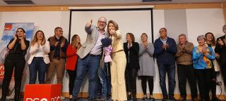 El candidat del PSC de Cambrils, Alfredo Clúa, amb la ministra Raquel Sánchez, i la gent de la candidatura, a l&#039;escenari