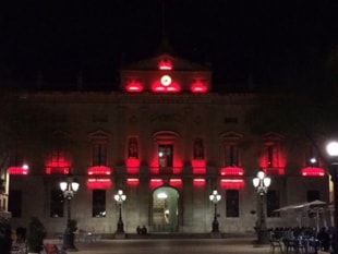 L&#039;any passat la façana de l&#039;Ajuntament de Tarragona ja es va il·luminar amb motiu del Dia Mundial contra el Sida.