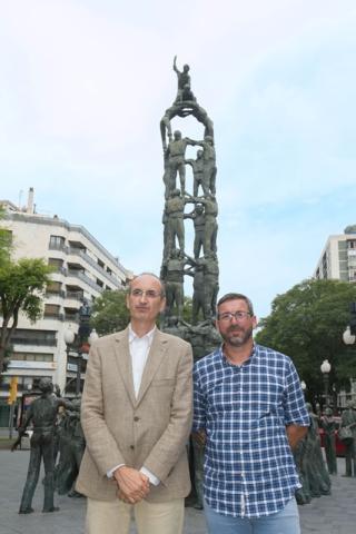 Rubén Gaón, president de la Coordinadora de Colles, i Javier Sancho, director del complex industrial de Repsol a Tarragona, han escenificat aquest dilluns la renovació de l’acord, en un acte que ha tingut lloc davant del Monument als Castellers
