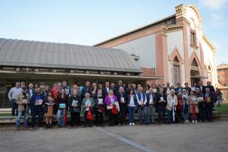 Foto de grup dels autors i autores del Sant Jordi 2023, al davant de la Biblioteca Central Xavier Amorós